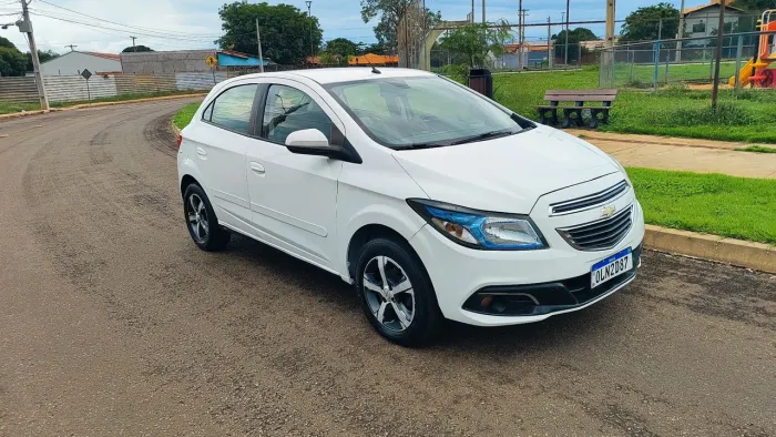 Chevrolet Onix Hatch LT 1.4 8V Flex Power Mec. 4P 2014