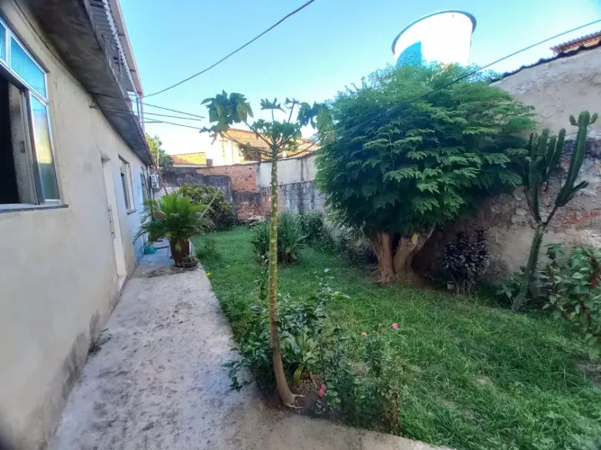 Casa linear, cozinha ampla, composta por 2 quartos, área de serviço e banheiro planejado.