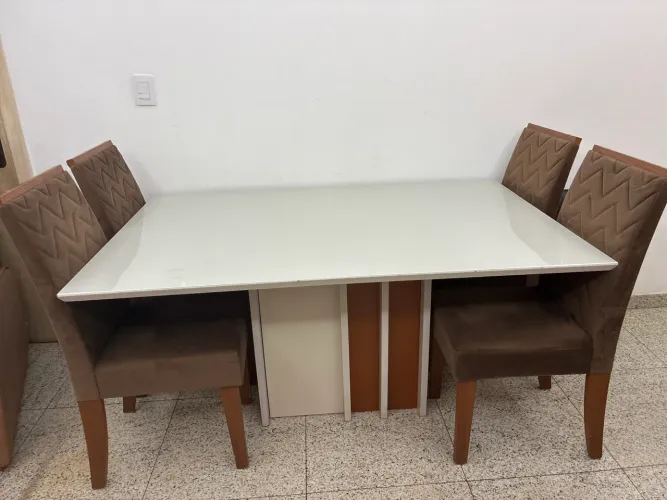 Mesa em tampo de de vidro e quatro cadeiras
