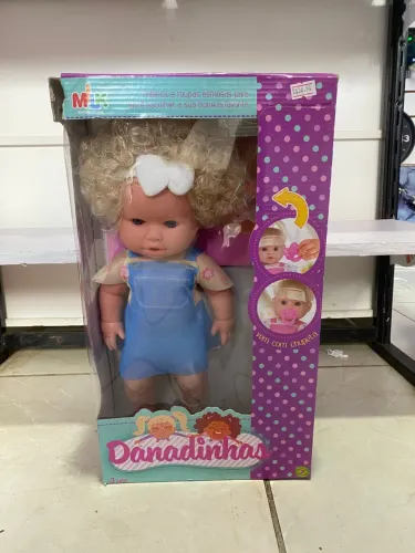Boneca com chupeta e cabelos cacheados 