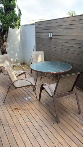 Vende-se mesa de jardim com 4 cadeiras em bom estado.