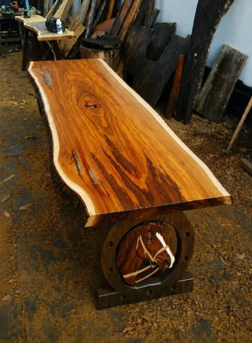 Mesa em madeira vinhático