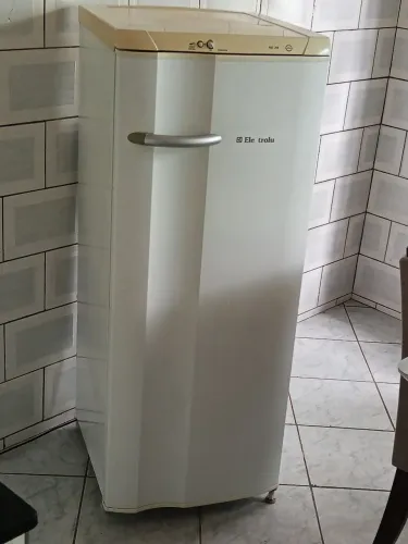 refrigerador Eletrolux degelo, 280 litros, tudo funcionando ok em ótimo estado.