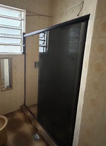 Duas portas de blindex preto (0,75×1,77m cada porta)