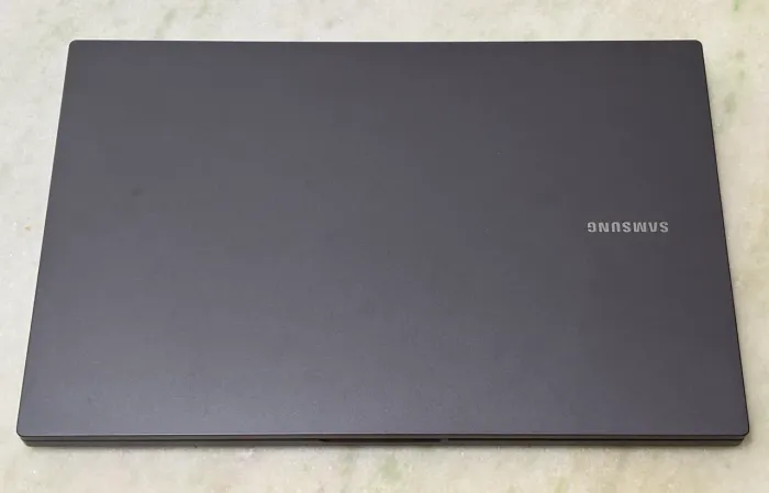 Vendo Samsung Book NP550XDA.