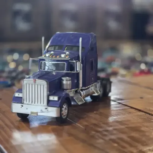 Miniatura Diecast Caminhão Kenworth W900 Roxo 1:32 - Welly