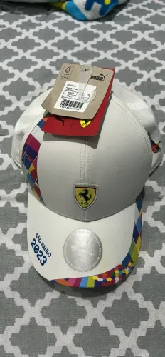 Boné Puma Scuderia Ferrari Edição Especial GP São Paulo 2023 - Com Etiquetas (Original)