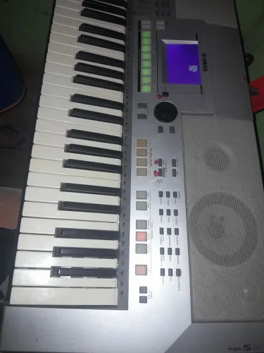 Teclado yamaha psr s500 usado com defeito 