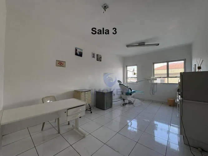 Sala comercial no Centro de Itaquaquecetuba/SP; 20 m²; banheiros; frente para a Av. Emanci