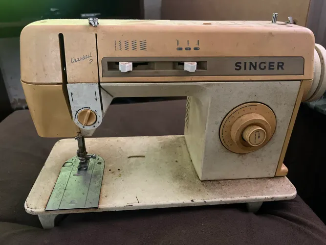 máquina de costura singer versátil 2 antiga, com corpo em tom bege claro e branco