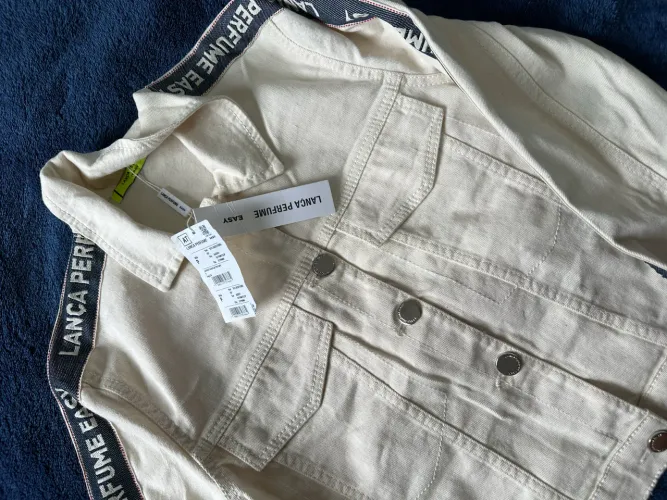Jaqueta lança perfume logomania TAM P veste um M nova na etiqueta