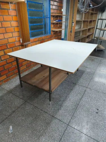 MESA COM BANCADA E ESTRUTURA DE FERRO COM REGULAGEM DE ALTURA 1,85X1,38X1,00