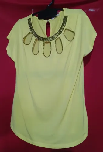 Uma blusa e um vestido tamanho M