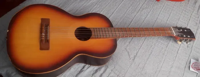 Vendo violão da marca ROOS elétrico em ótimo estado só marca de uso