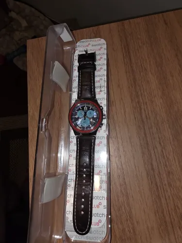 Swatch Irony Chrono, com pulseira de couro marrom, caixa 44 mm