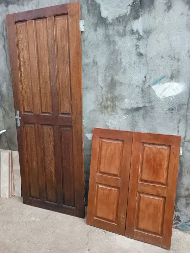 Porta de madeira e janela 400,00