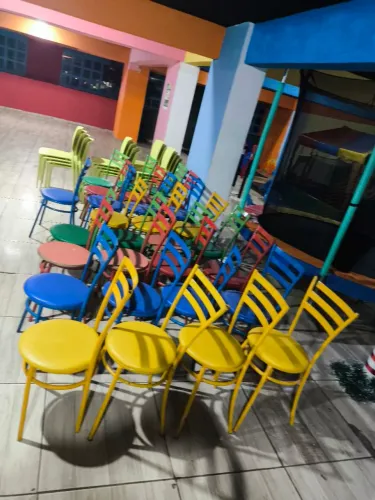 Lote de cadeiras coloridas em metal