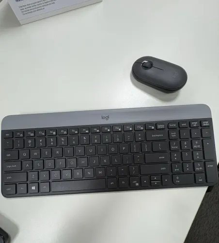 Kit Logitech Sem Fio Teclado e Mouse MK470