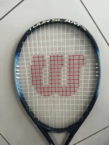 Vendo Raquete Wilson Tour Slam Lite- em ótimo estado. 