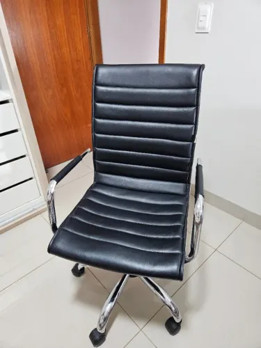 Cadeira de escritório Tok&Stok preta com braços e rodízios