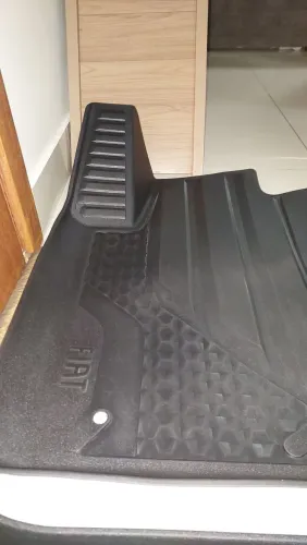Kit Tapetes com bordas elevadas interior e portas malas Fastback produto original Fiat.
