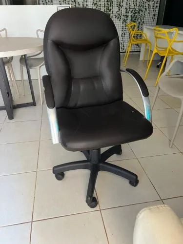 Cadeira de Escritório Giratória - Estofada em Courino Marrom Escuro