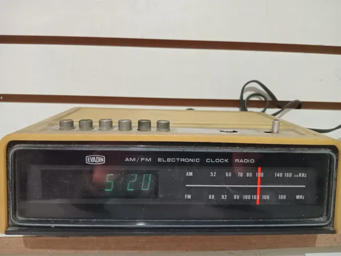 Antigo rádio relógio Evadin lê á descrição
