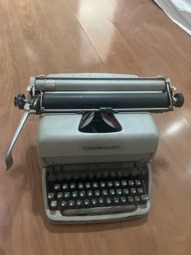Máquina de escrever remingrton antiga 
