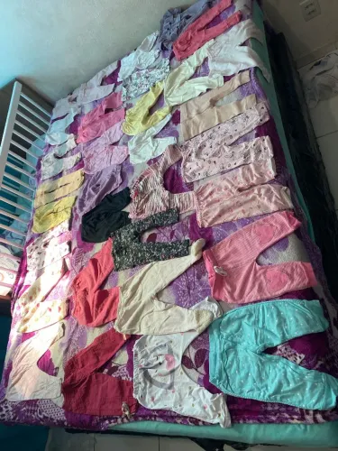 32 Calças de recém nascido de menina aceito trocar por algo do meu interesse 