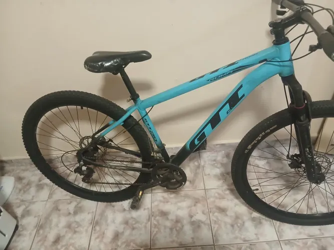 Vende se bicicleta aro 29 2 anos de uso detalhe no banco