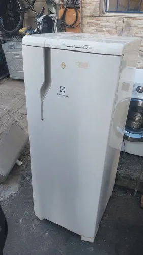 Vende-se geladeira Electrolux RE31 Valor 850,00.