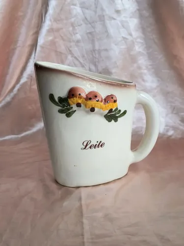 leiteira em faiança alto relevo cozinha Decoração anos 70 antigo antiquario louça casa