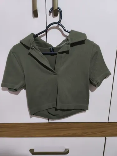 Cropped Verde de malha com gola estilosa