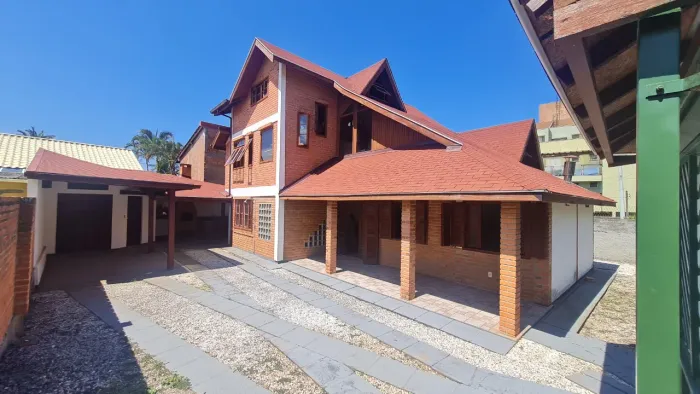 Casa de 4 dormitórios no Morro das Pedras