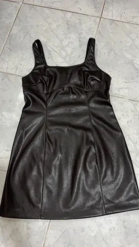Vendo vestido NOVO de courino