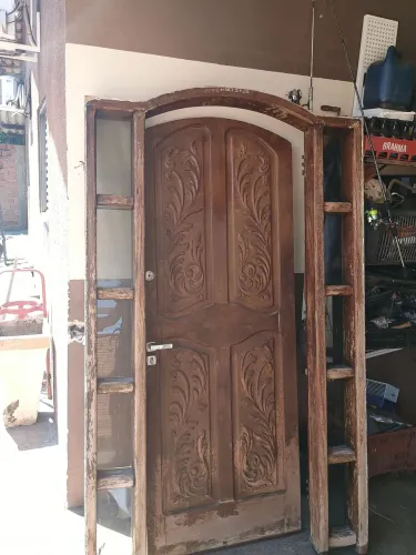 Porta de madeira a venda.