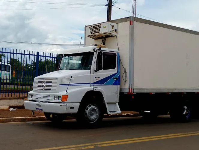 Caminhão Mercedes Benz 1218 baú frigorífico 