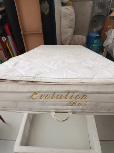Cama baú solteiro com marca d usoe
