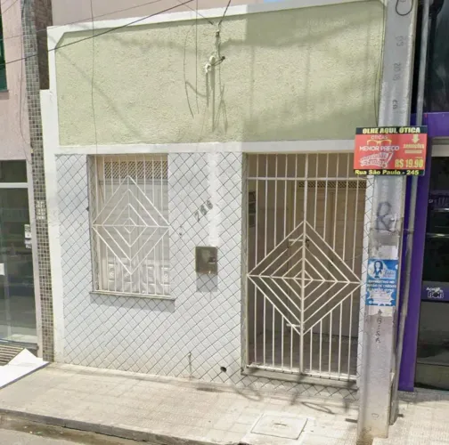 Vende se casa com frente ao colégio Nestor carvalho