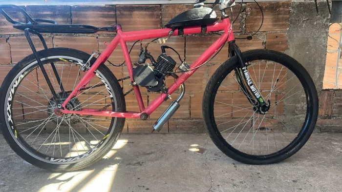 Duas bicicletas motorizadas e uma bicicleta normal