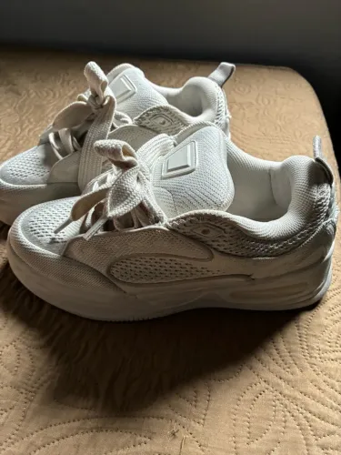 Tênis ZARA Branco Osso Estilo Desgastado