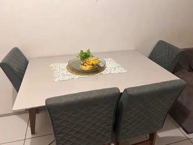 Mesa de jantar quadrada 4 cadeiras