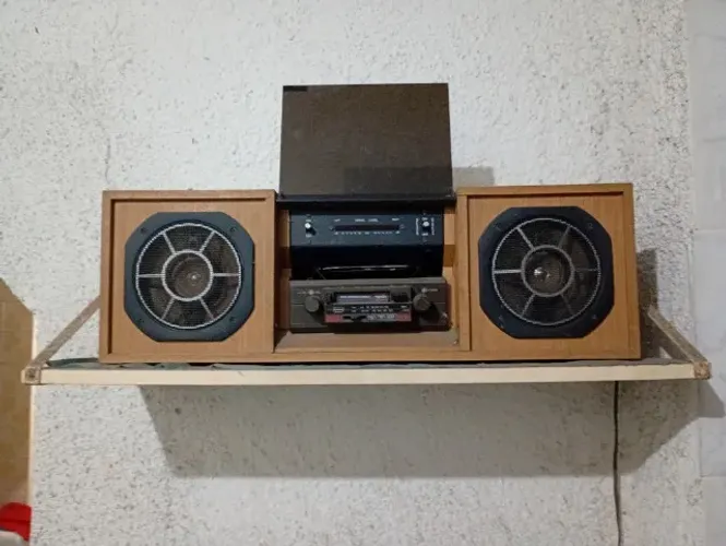 Leve a Elegância dos Anos 80 para sua Casa com este Rádio CCE!
