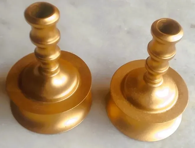 Par de antigos castiçais bojudos em metal dourado torneado.