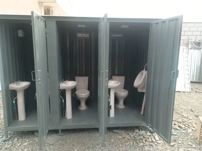 Banheiro para Canteiro com Piso Naval e Porta Cadeado