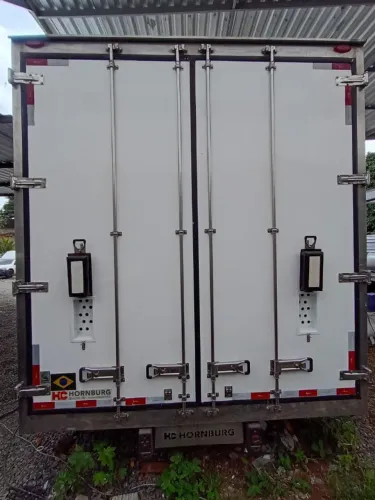 Baú frio para caminhão truck da marca HC medidas:8.53x2.62m.