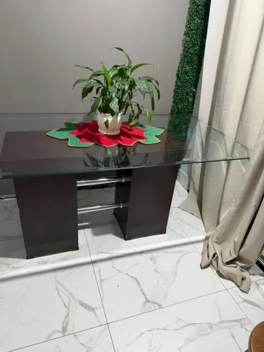 Mesa de jantar retangular com vidro temperado.
