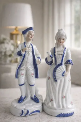Escultura casal em porcelana portuguesa - casal estilo europeu clássico