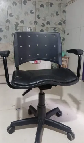 Vendo cadeira de rodinhas