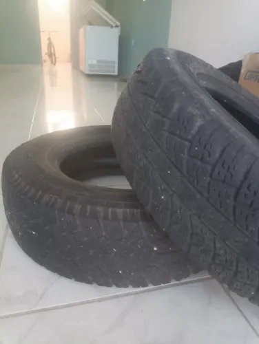 Pneu 205/70 R15 Usado - pra vender logo R$150 cada